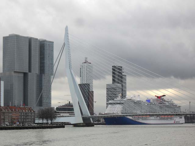 Cruiseschip ms Madri Gras van Carnival Cruise Line aan de Cruise Terminal Rotterdam